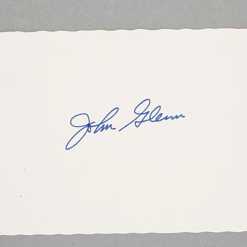 AUTOGRAFER AV ASTRONAUTER, 4 st, bla Neil Armstrong och Buzz Aldrin, egenhändiga.