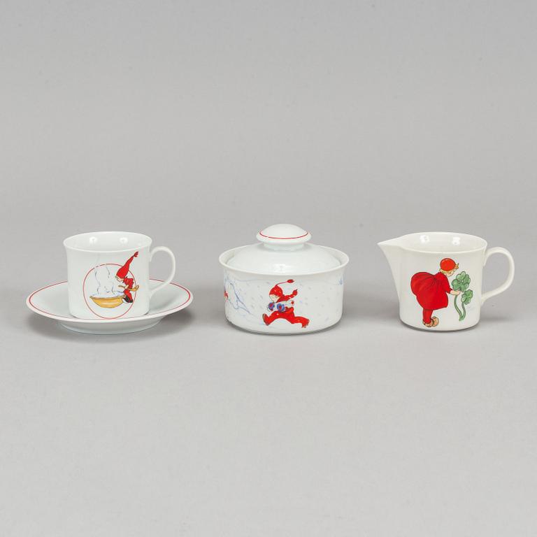 Aina Stenberg, a 46 part porcelain service, 'Tomtejul', Rörstrand.