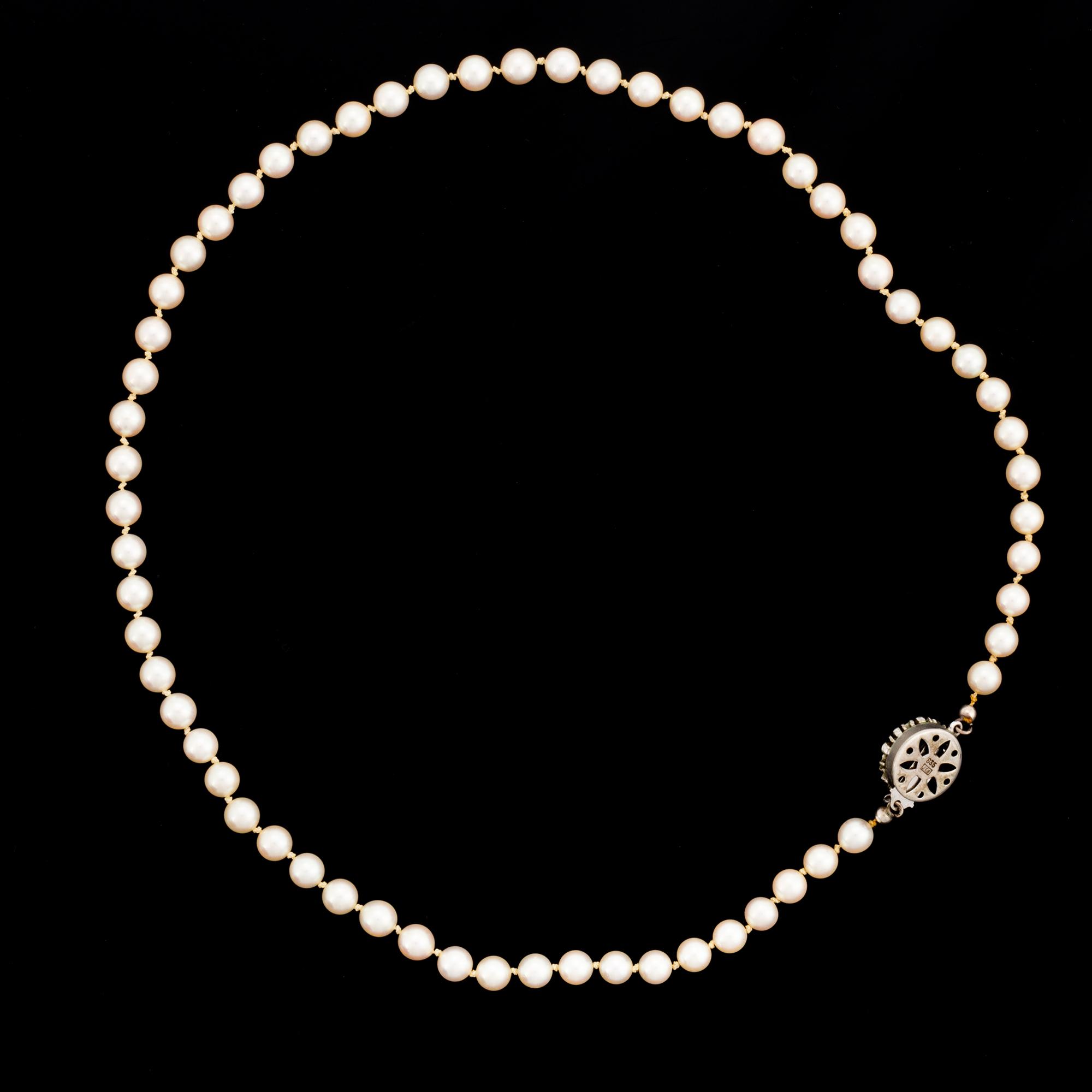 Cultured pearl necklace, clasp silver.