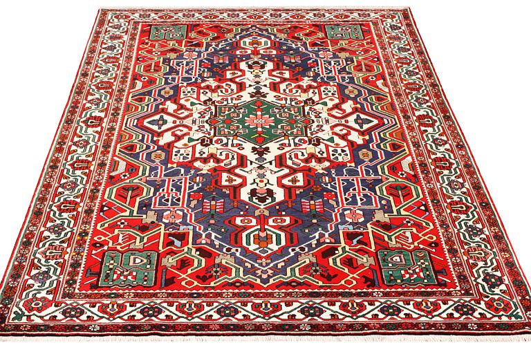 A Bakhtiari carpet a. 310 x 211 cm.