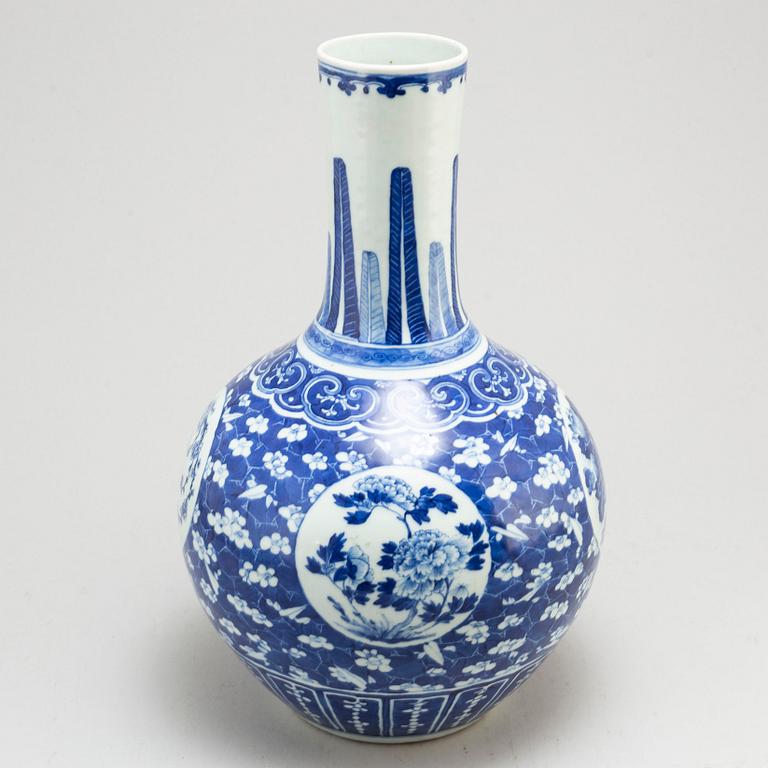 A large blue and white vase, Qing dynasty, late 19th century.