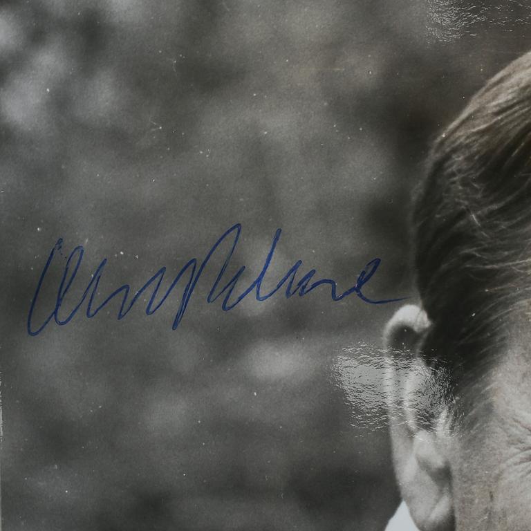 OLOF PALME, foto med namnteckning.
