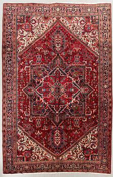 Carpet, semi-antique Heriz, northwestern Persia, approx. 390 x 305 cm.