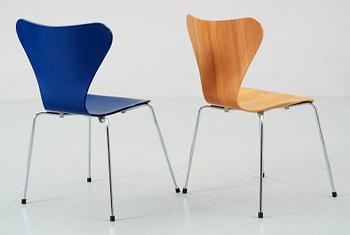 STOLAR, 2 st, "Sjuan", Arne Jacobsen, Fritz Hansen, 1998 resp 1999.