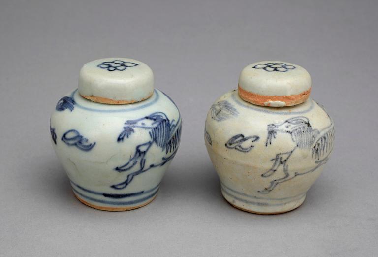 MINIATYRURNOR med LOCK, ett par, porslin. Ming, 1368-1644.