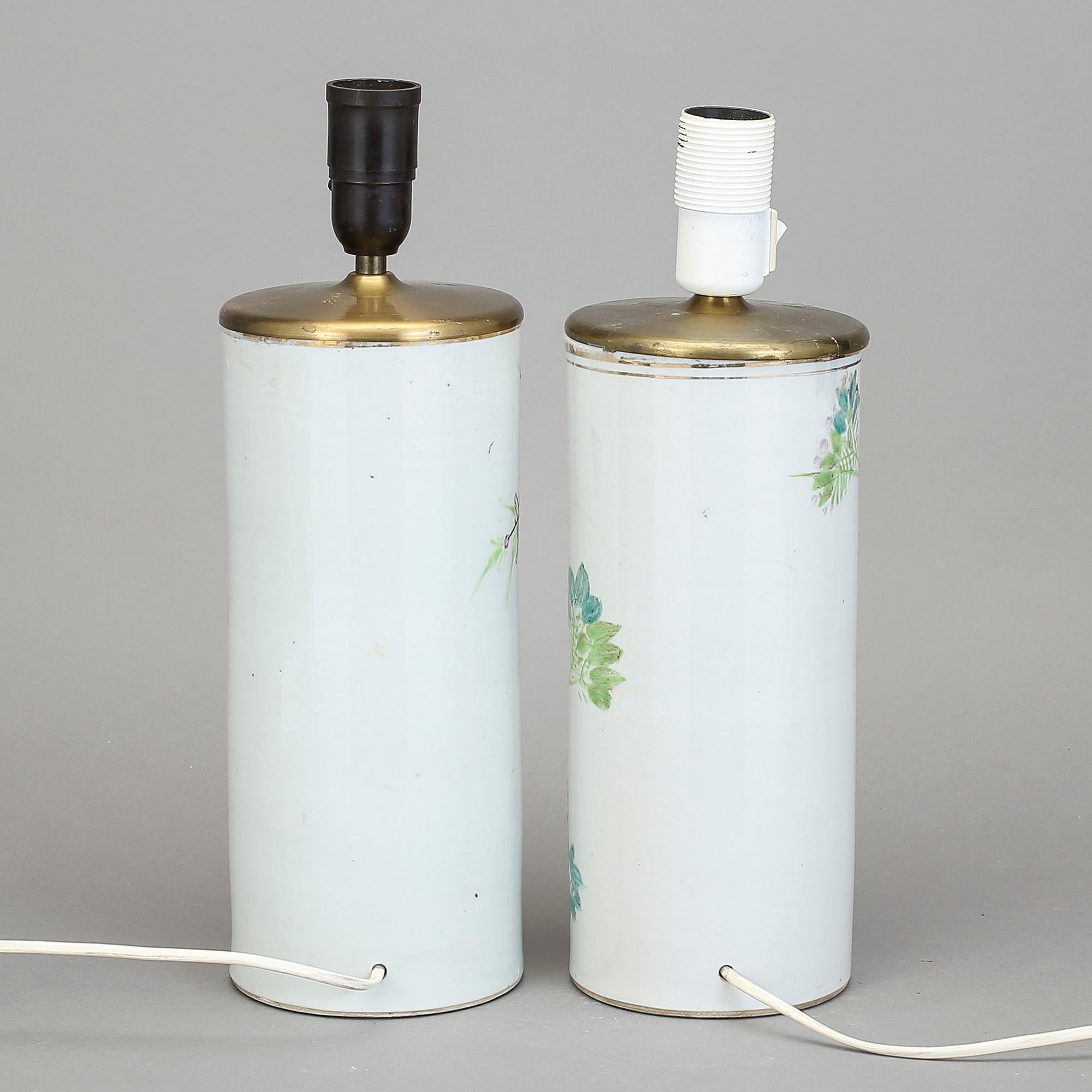 BORDSLAMPOR/PERUKVASER, porslin, Kina, omkr år 1900.