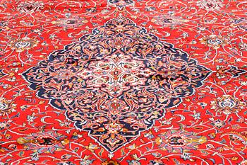 A Sarouk rug, 394 x 295 cm.