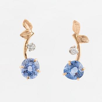 Örhängen med safirer och briljantslipade diamanter.
