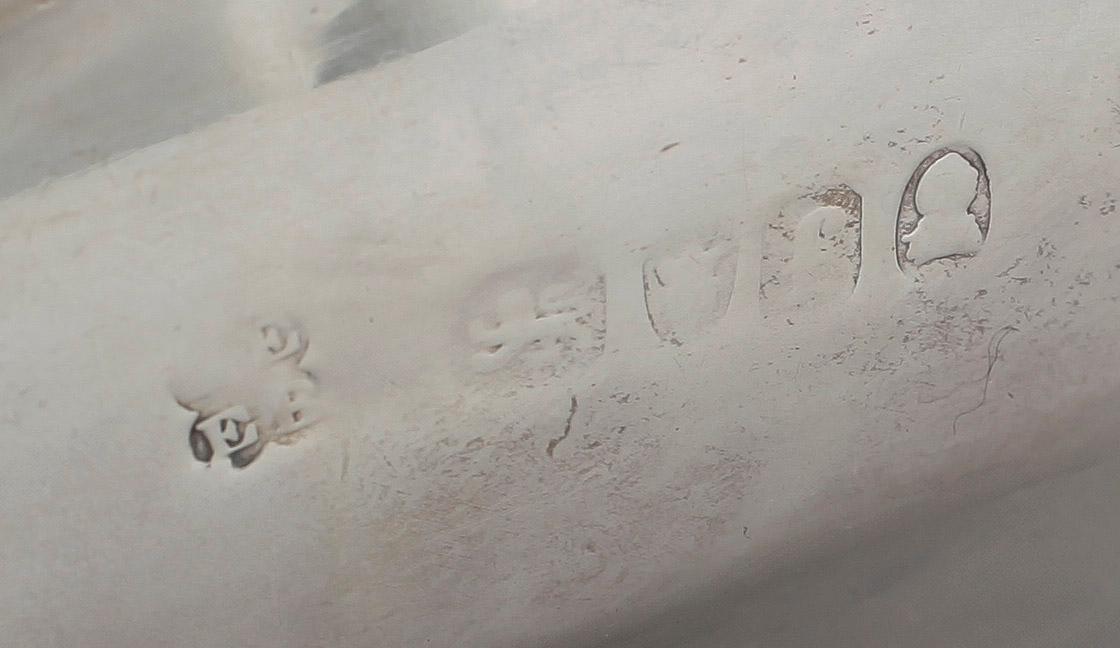 SKÅLFAT MED LOCK, silver, London, otydliga stämplar, troligen 1821. Totalvikt ca 430 gram.