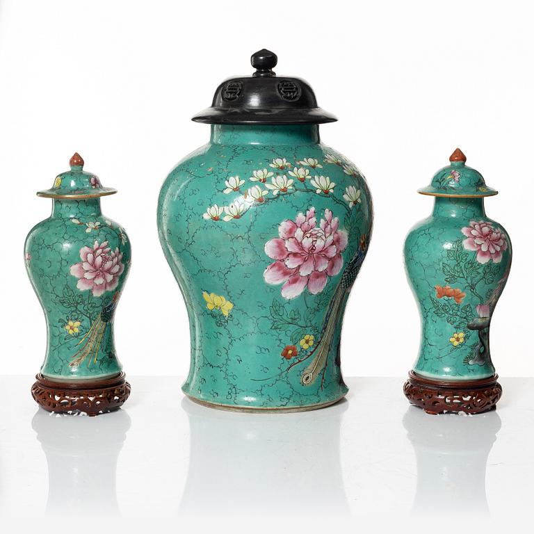 A three-piece garniture, Qing dynasty, 19th century.