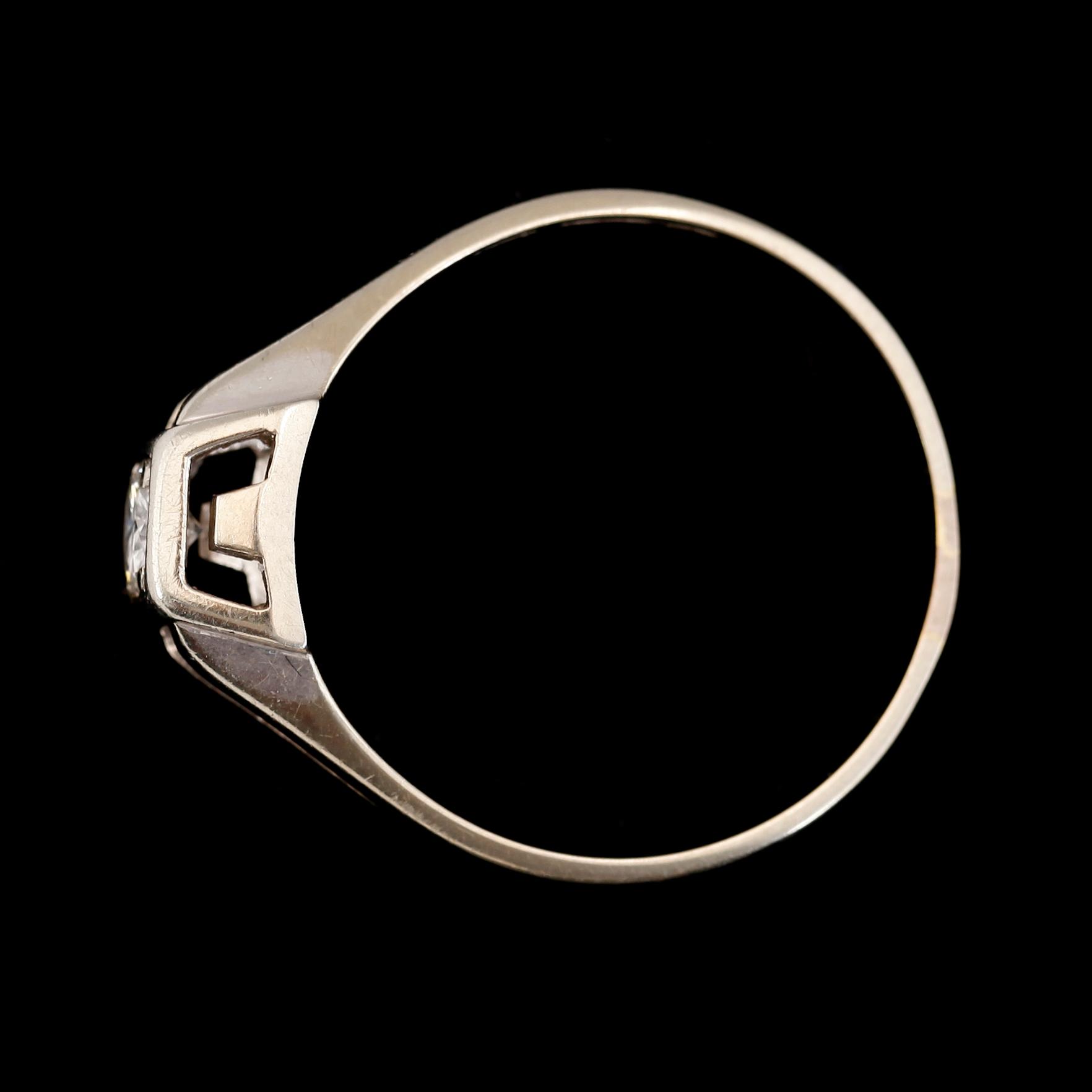 RING, 18K guld och briljantslipad diamant ca 0.49 ct enligt gravyr, svenska stämplar 1965. Total vikt ca 3 g.
