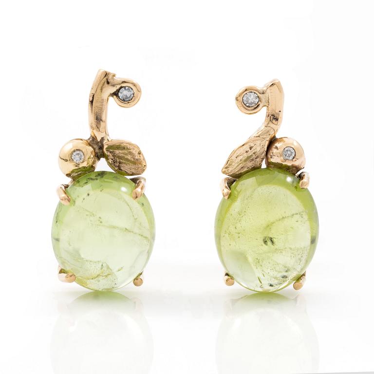 Earrings, Mandelstam, 18K gold with cabochon-cut peridot and octagonal- and brilliant-cut diamonds.