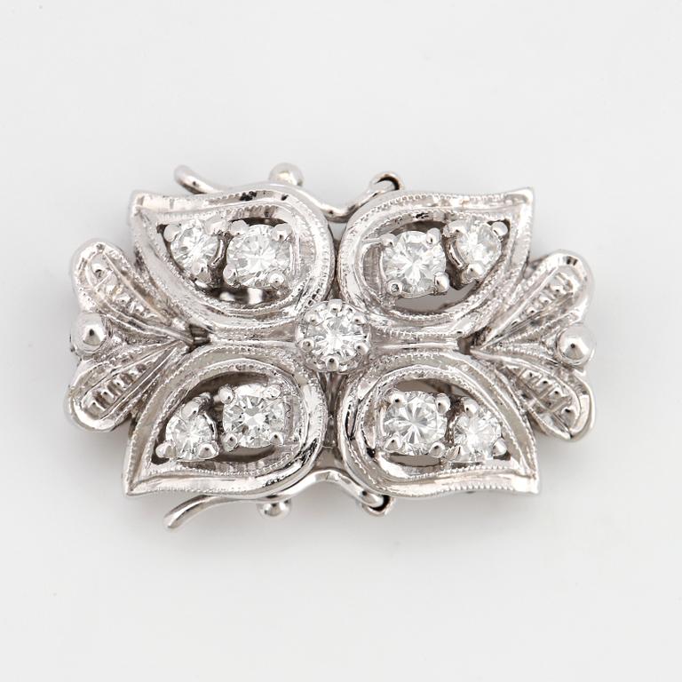 An 18K white gold clasp set with round brilliant-cut diamonds.