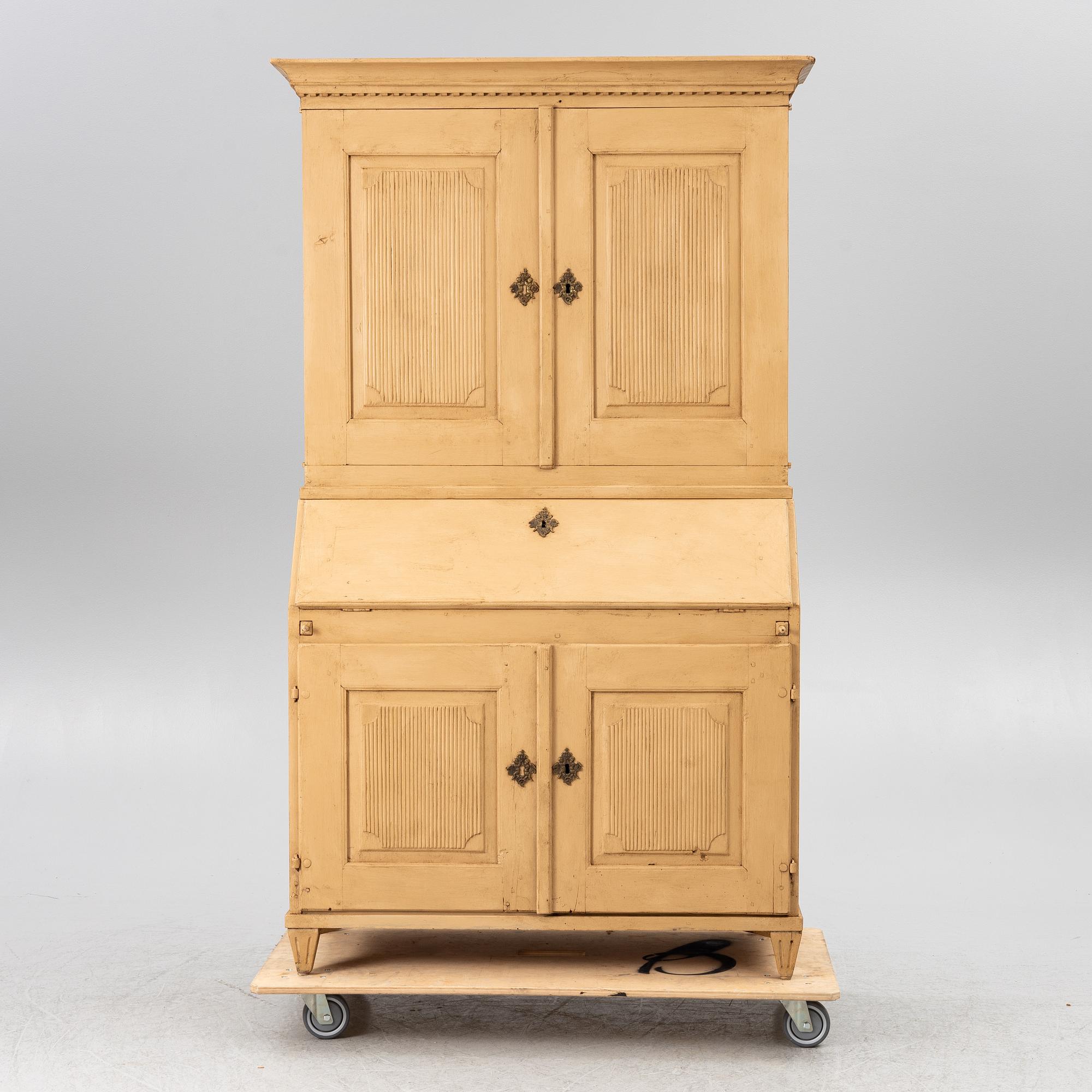 Skåp, gustavianskt, omkring år 1800.