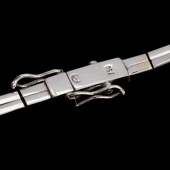 ARMBAND, 18k vitguld med 5 briljantslipade diamanter, tot ca 0,45 ct. Vikt 16 g.