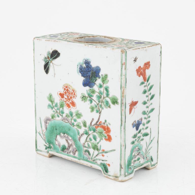 A famille verte tea caddy, Qing dynasty, Kangxi (1662-1722).