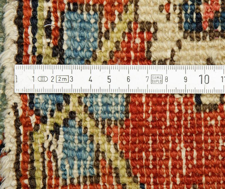 Matto, an antique Heriz, ca 364 x 277 cm.