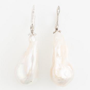 Earrings 18K white gold with cultured baroque freshwater pearls and brilliant-cut diamonds.