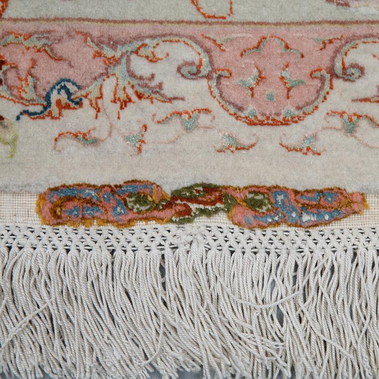 A carpet, Tabriz, part silk, ca 295 x 200 cm.