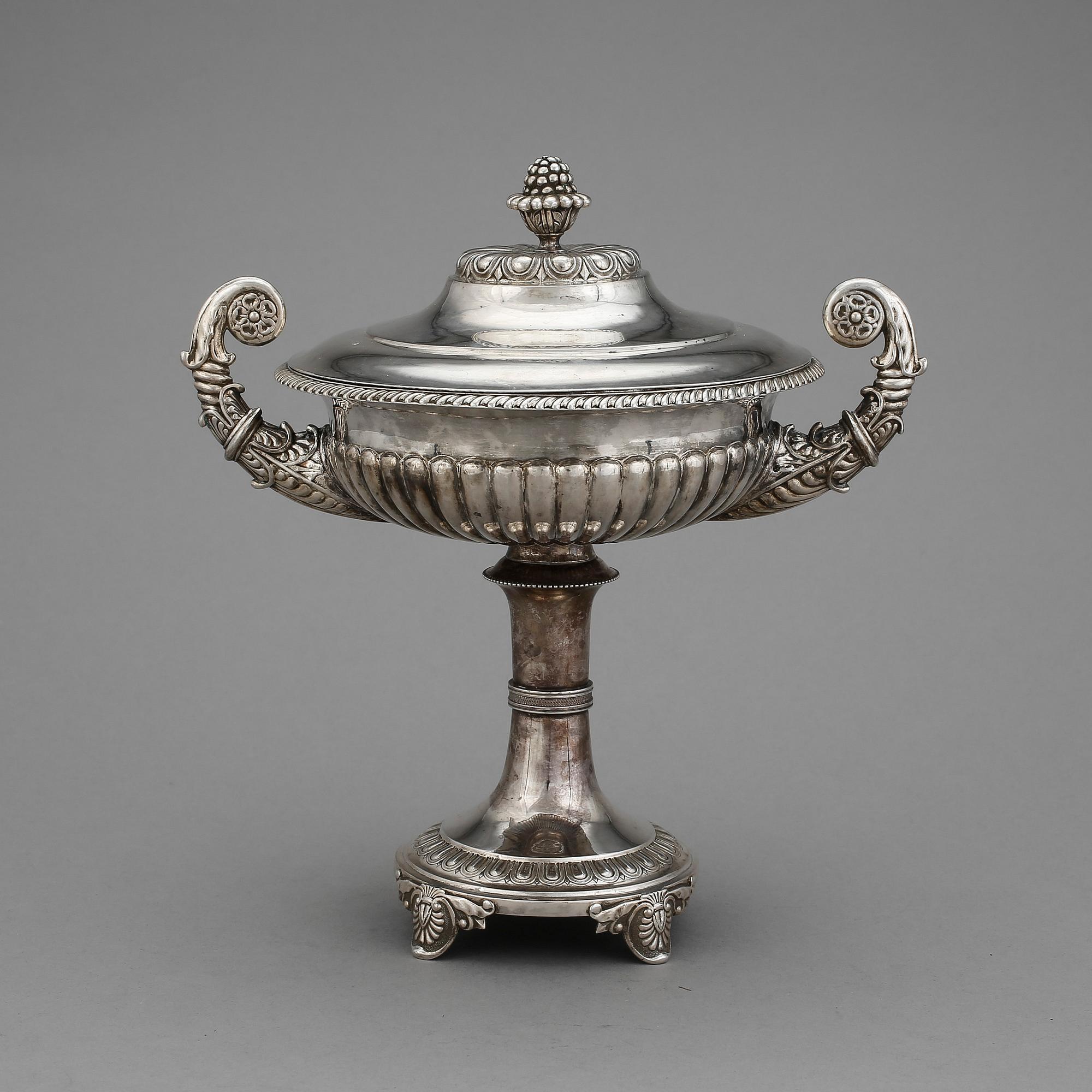 SKÅL PÅ FOT, silver, Gustav Folker, Stockholm, 1832. Vikt ca 690 g.