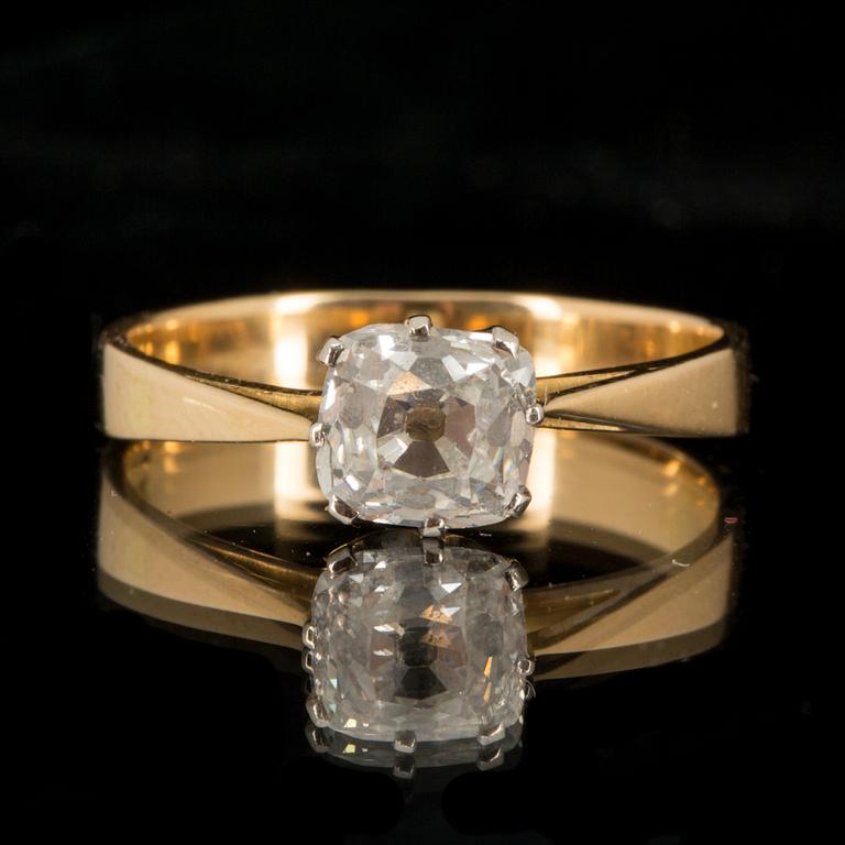 RING, guld med diamant, totalt ca 0,90 ct. 1945. Vikt ca 1,5 gram.
