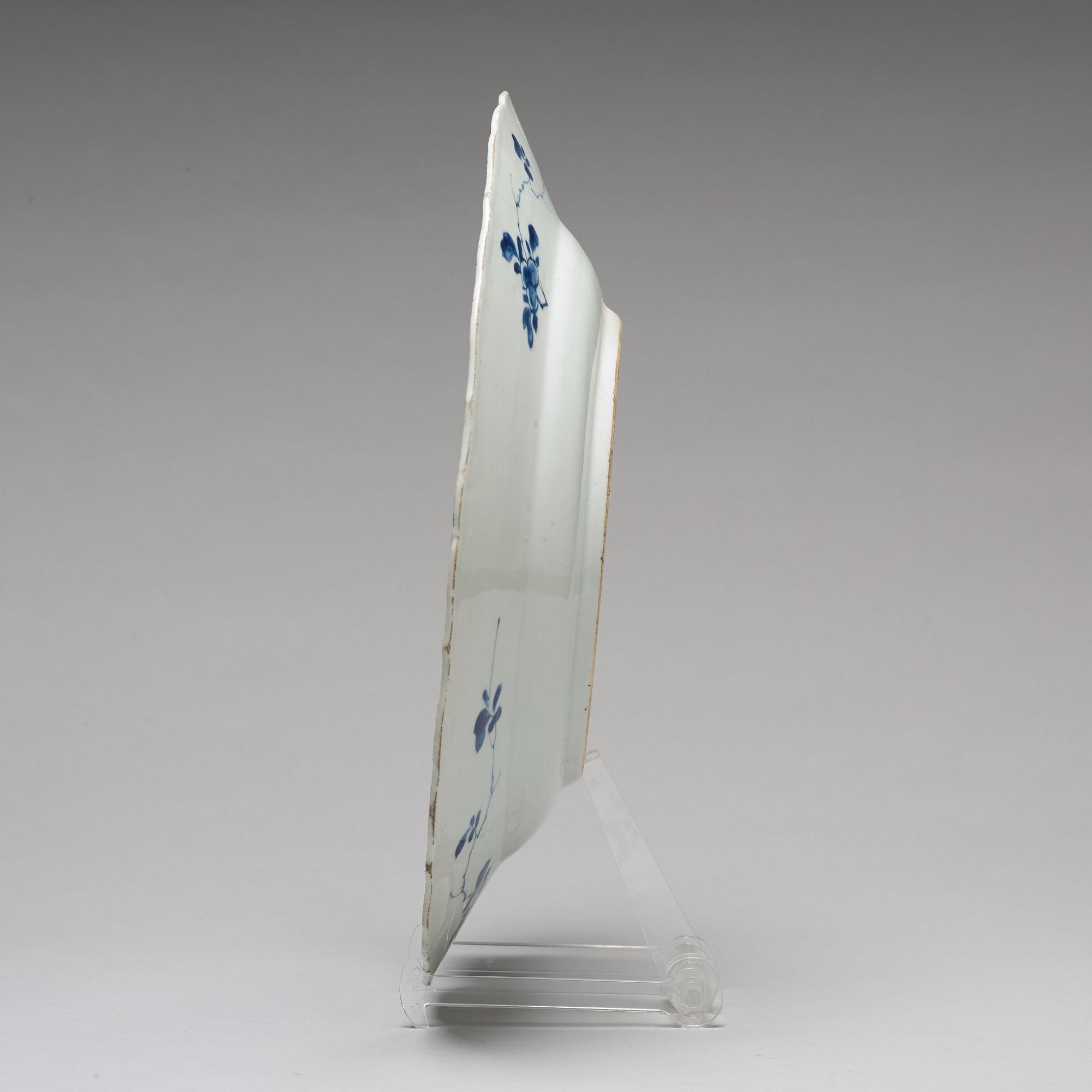 A blue and white serving dish, Qing dynasty, Kangxi (1662-1722).