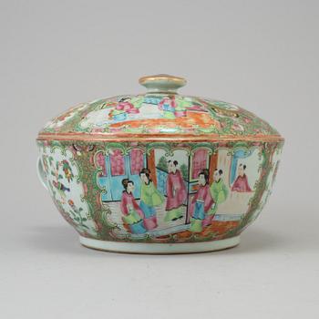 A CHINESE PORCELAIN POTTY, Canton, mid 19th century.