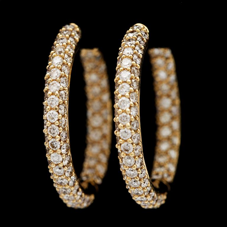 ÖRHÄNGEN, 176 briljantslipade diamanter, tot. 3.29 ct.