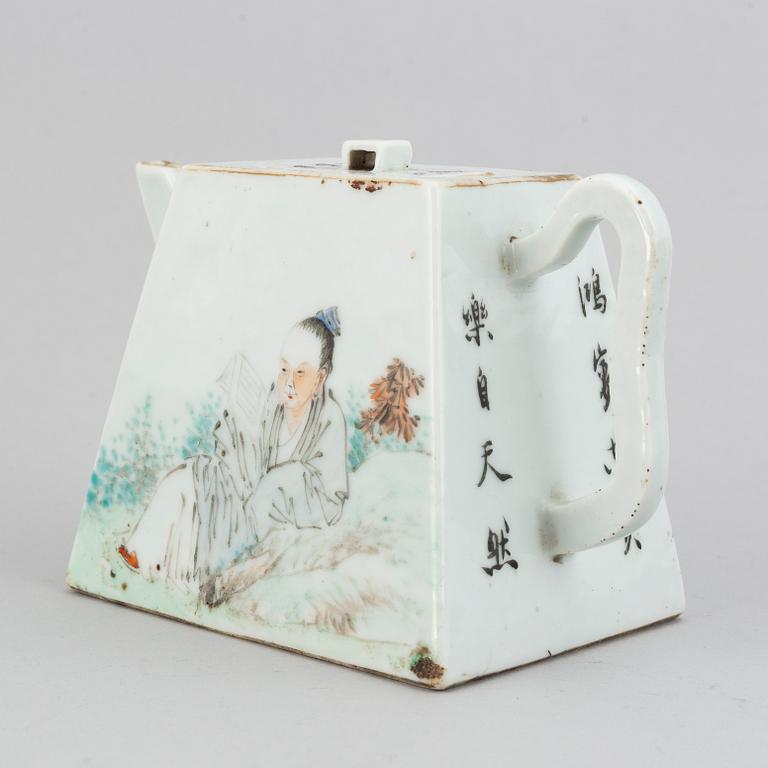 A Chinese qianjiang enameled porcelain teapot with cover, Republic.