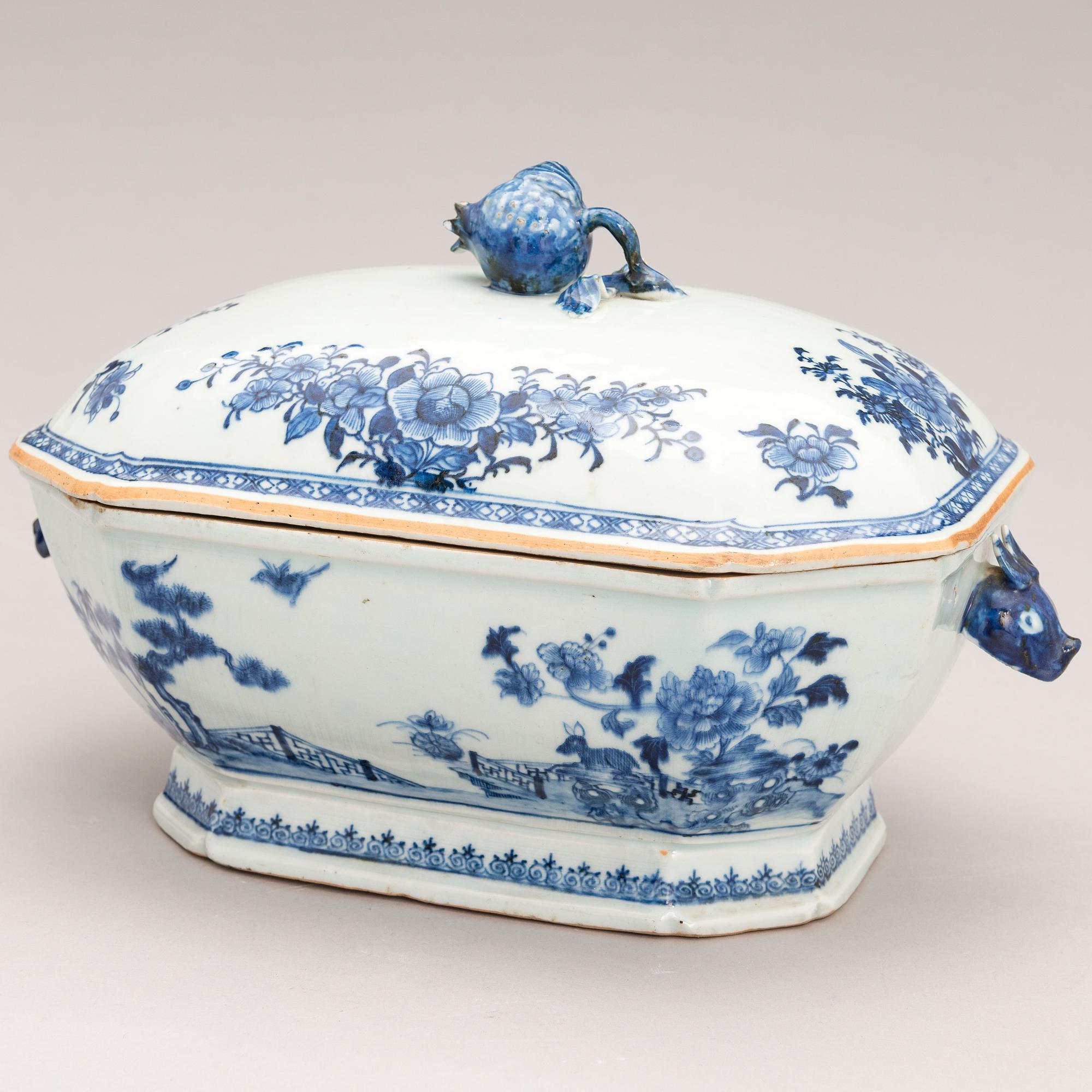 A Chinese Qianlong (1736-1795) porcelain tureen.