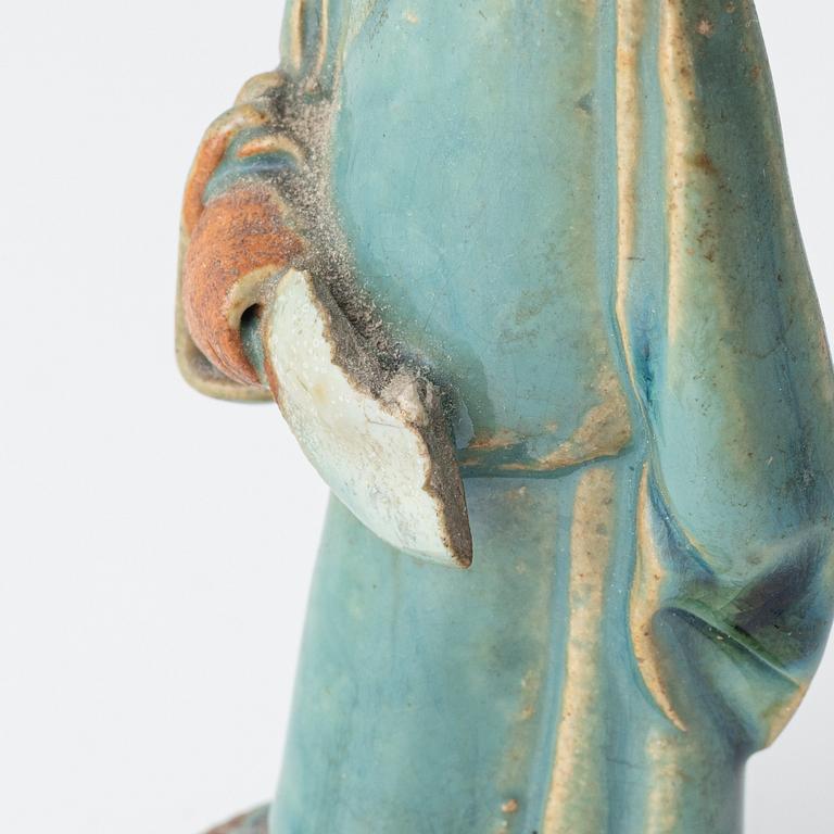 Bärtallrikar, fyra stycken, porslin samt två figuriner. Qing dynastin, 1700-tal respektive 1800-tal.