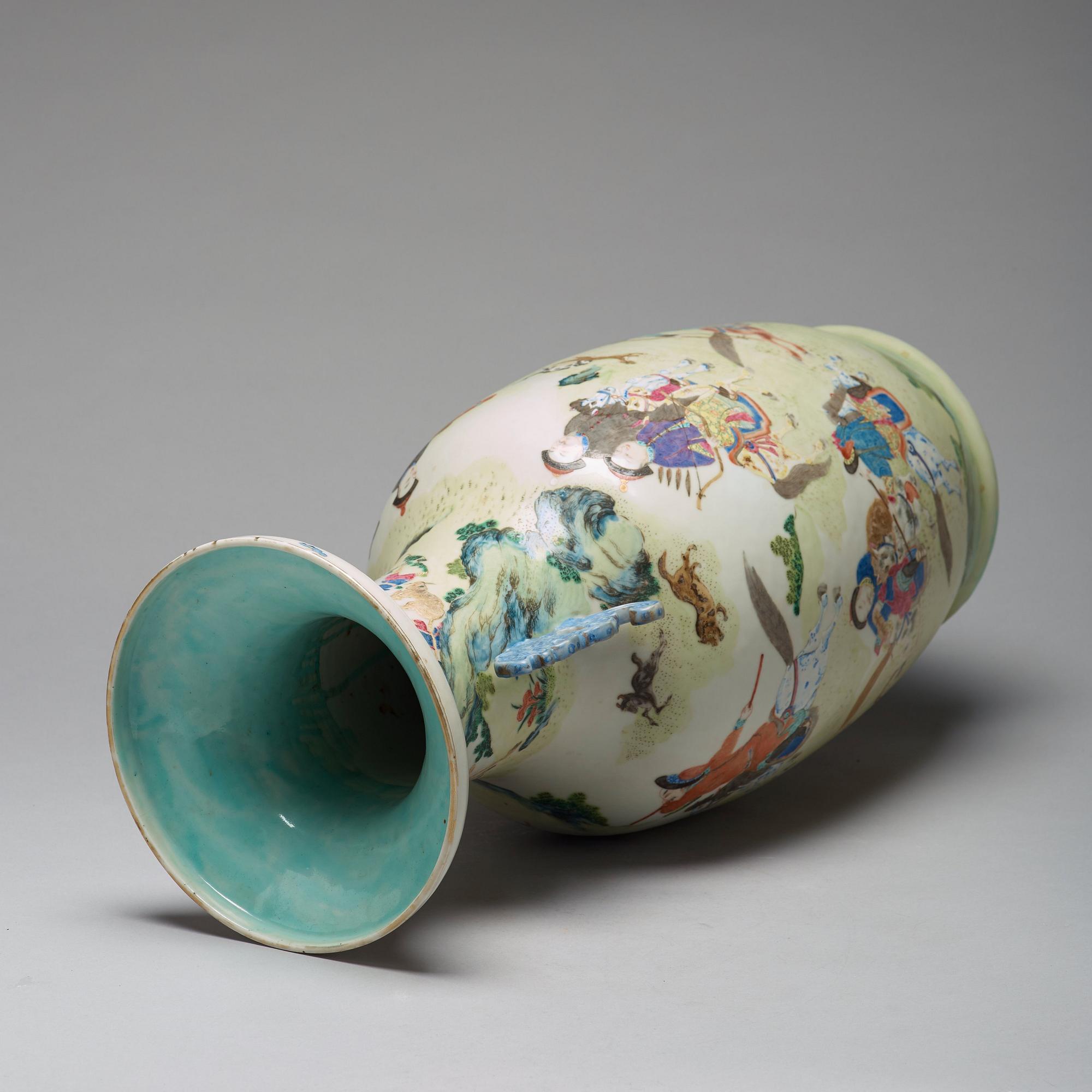 A large famille rose vase, Qing dynasty, 19th century.