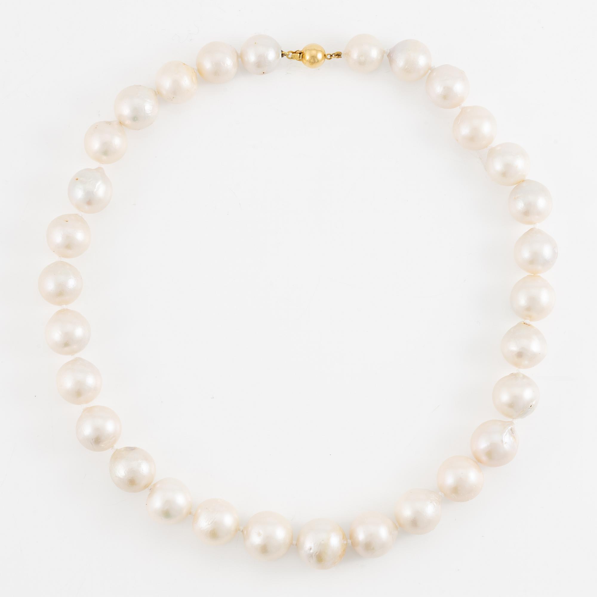 Collier med odlade sötvattenspärlor, lås 18K guld.
