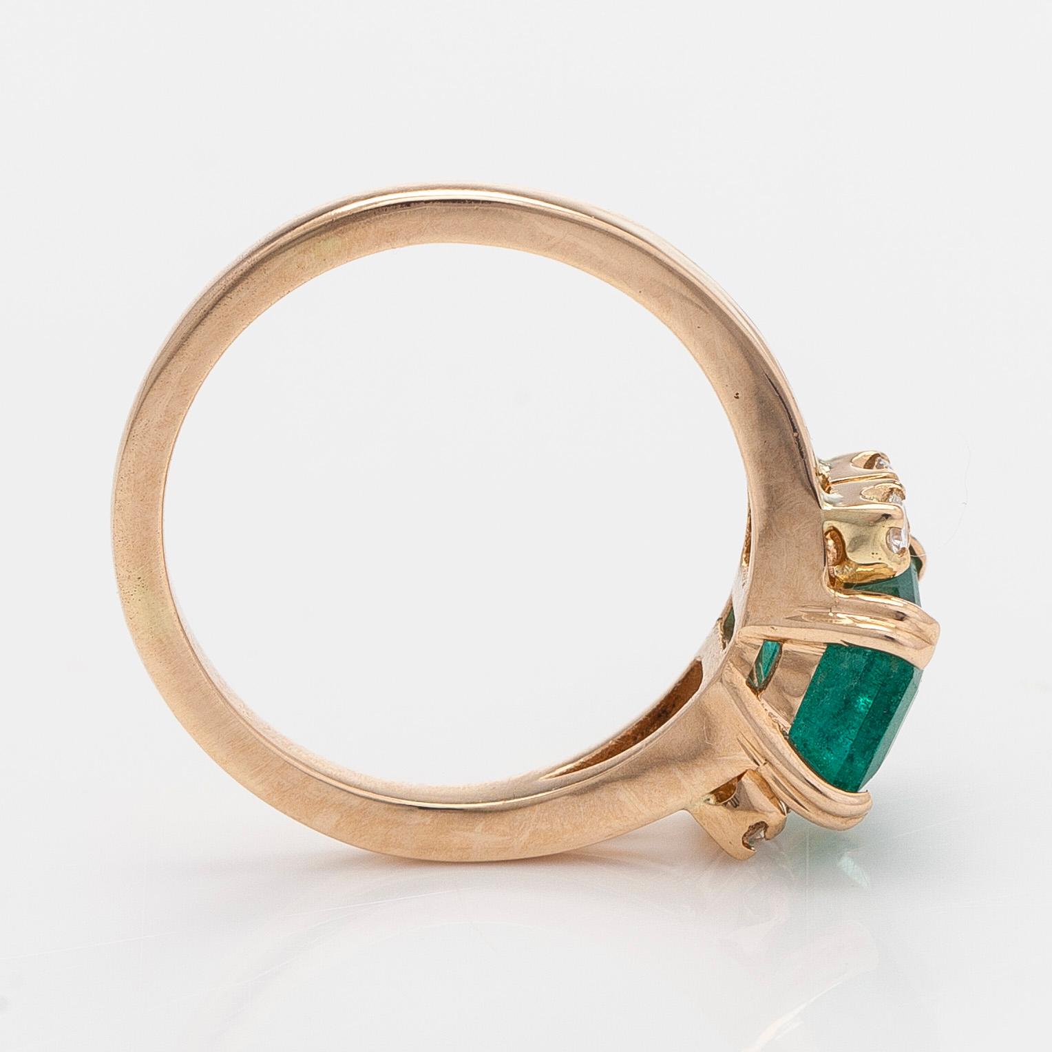Ring, 14K guld, med smaragd och diamanter.