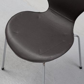 Arne Jacobsen, stolar, 4st, "Sjuan", Fritz Hansen, Danmark, 2000.
