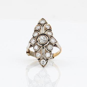 RING, 18 k guld, briljantslipade diamanter, 1900-talets första hälft. Totalvikt ca 4 gram.