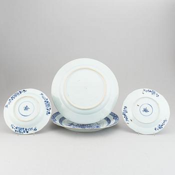 Fat, två stycken, samt tallrikar, porslin. Qingdynastin, Qianlong (1736-95).