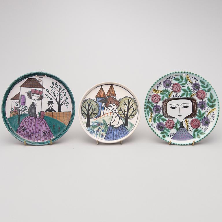 A set of three Wall Plates, signed L.Z. Made in Finland, Kupittaan Savi, 1960s.