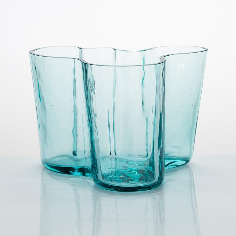 Alvar Aalto, A '9750' vase Karhula Glassworks in production 1937-1949.