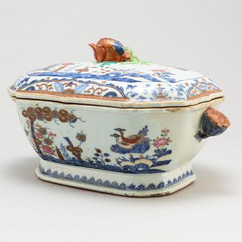 A famille rose tureen with cover, Qing dynasty, Qianlong (1736-95).