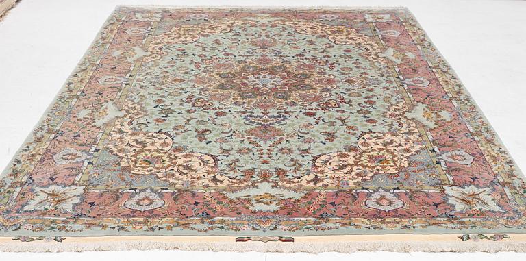 A Tabriz carpet, part silk, approx. 367 x 250 cm.