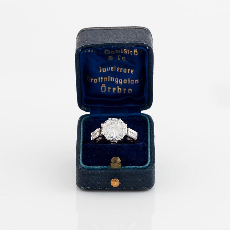 Ring 14K vitguld med en rund briljantslipad diamant vikt ca 5.25 ct kvalitet ca F/G vvs.