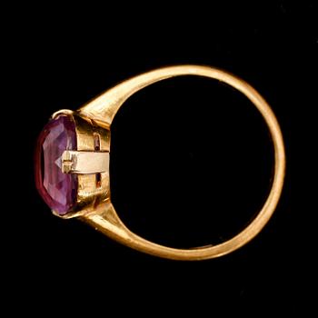 RING, 23 k guld, med fasettslipad ametist. Vikt 6 g.