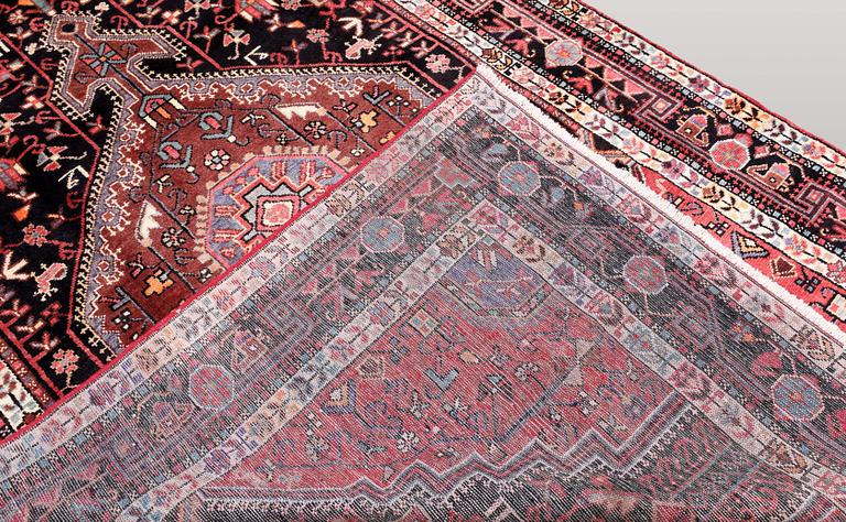 A Hamadan rug, approx. 305 x 185 cm.