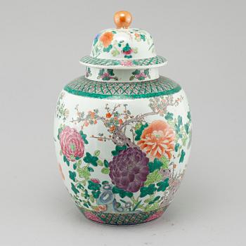 A porcelain jar with lid, China, 20th century.