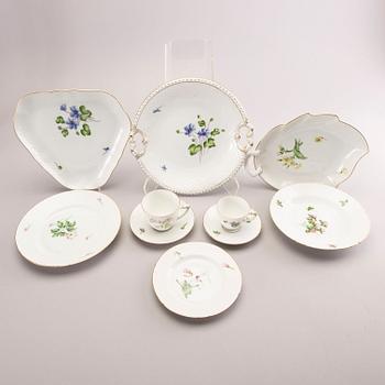 A Bing & Grondahl 59 pcs porcelain dinner service.