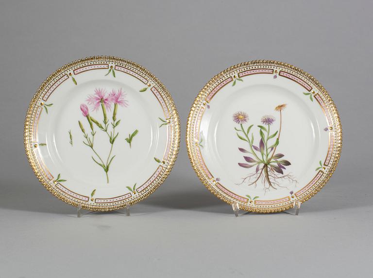 ASSIETTER, 2 st, porslin, modell "3573", "Flora Danica", Royal Copenhagen.