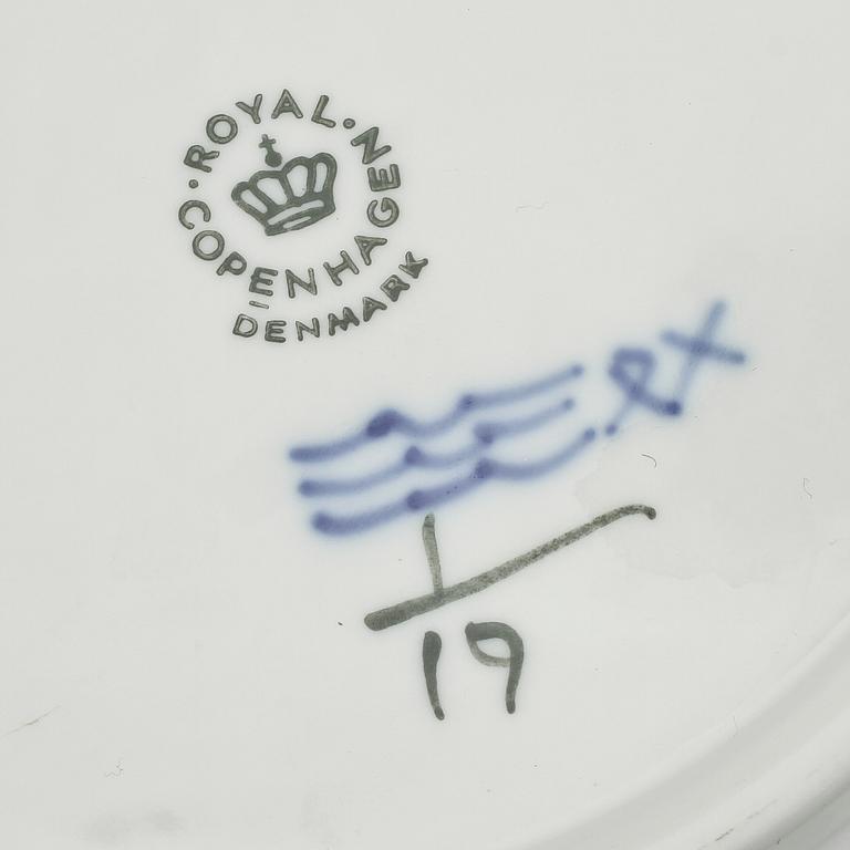 MATSERVISDELAR, 62 st, porslin, "Musselmalet", Royal Copenhagen.