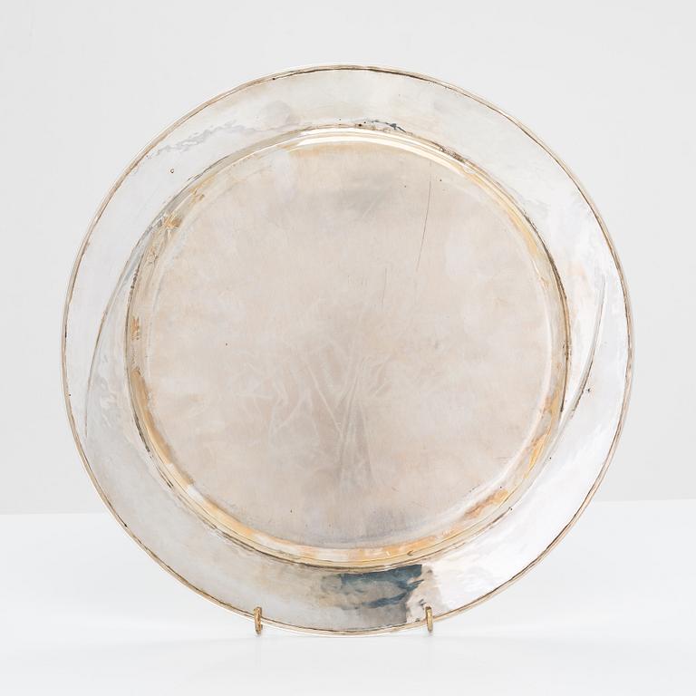 Pekka Piekäinen, bricka, sterlingsilver, för J.A. Tarkiainen, London 1996.