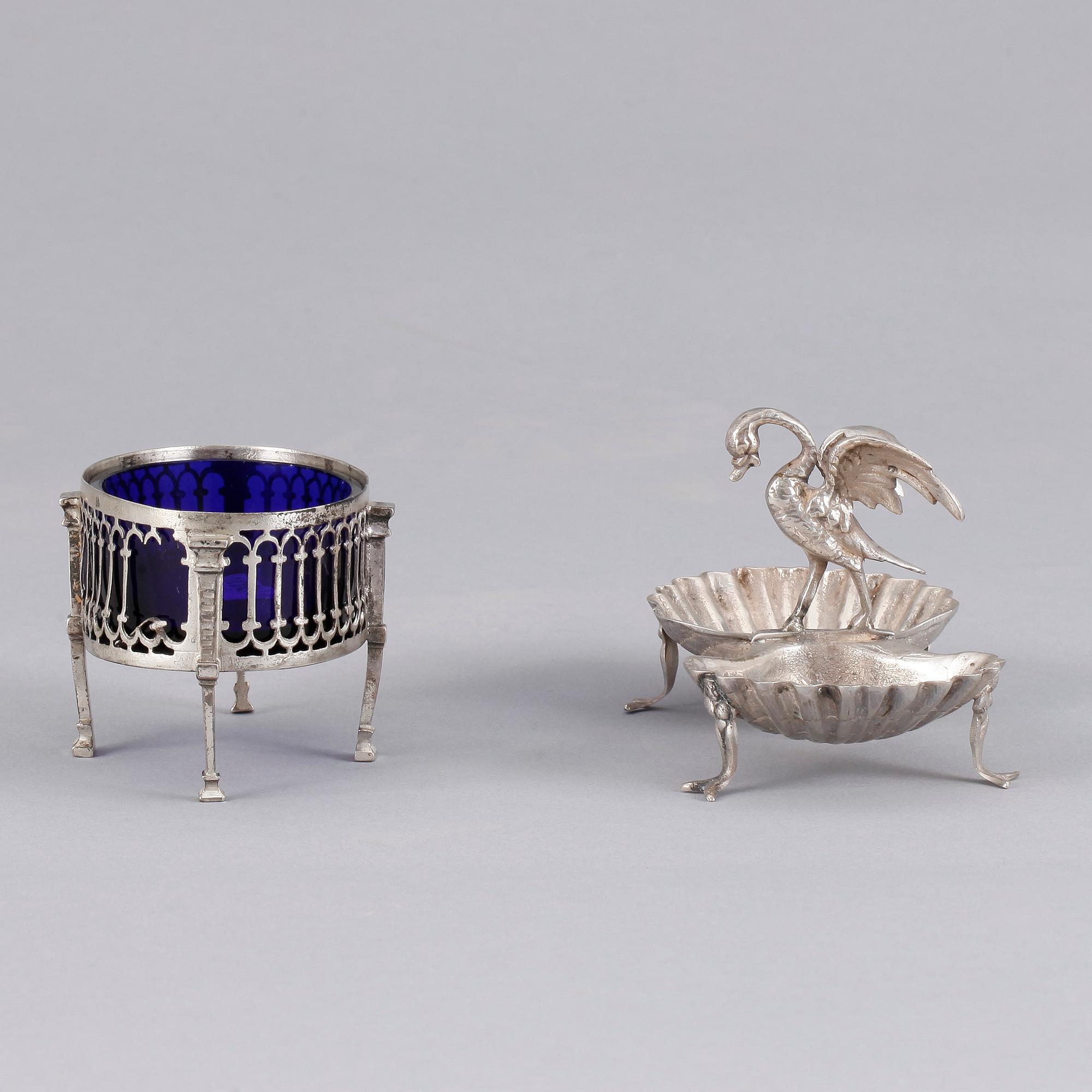 SALTKAR, 2 st, silver samt glas, det ena Augsburg, Tyskland 1700-tal. 136 g. 1700 samt 1900-tal. Vikt ca 134 gram.